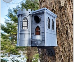 Slott Fuglehus – Stor dekorativ fuglebolig med tårn og balkong