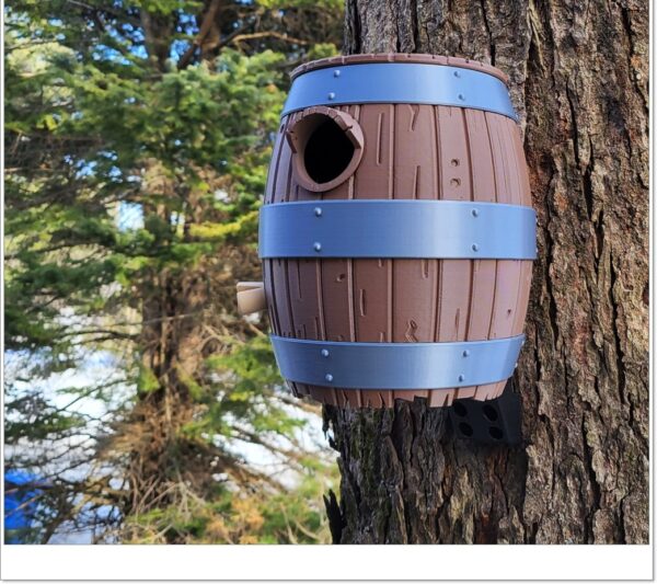 002 Tønne Fuglehus – Håndlaget og detaljert vintønne-design